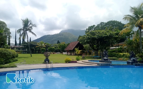 Foto View pemandangan Gunung Panderman dari area kolam renang El Hotel Kartika Wijaya Batu. (Foto: Aliyah/Ketik.com)