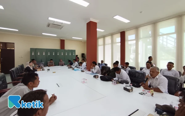 Foto Suasana RDP pegawai non ASN Pemkot Mojokerto dan Komisi 1 DPRD Kota Mojokerto, 1 Agustus 2025. (Foto: Sholahudin/Ketik)