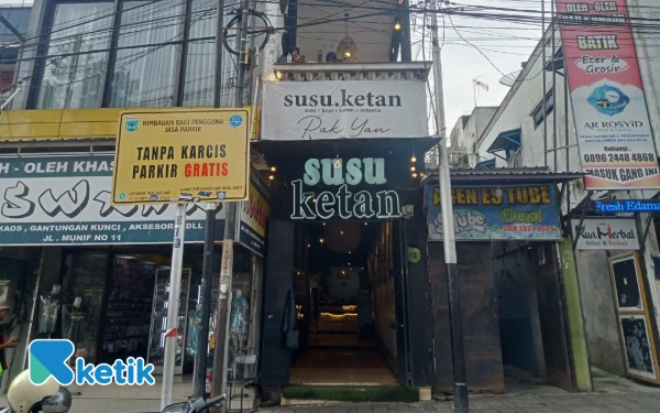 Foto Susu Ketan Pak Yan tampak depan di kawasan Alun-alun Kota Batu. (Foto: Aliyah/Ketik.com)