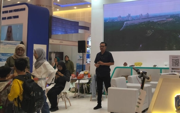 Foto Stan Dinas ESDM Jatim yamg mengkampanye transisi energi dan energi terbarukan. (Dela Ayu/ Ketik.com)