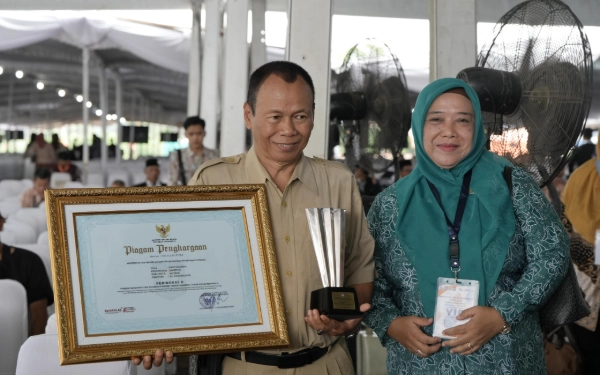 Foto Lurah Banyuraden, Sudarisman, menunjukkan piala dan Piagam Penghargaan Desa Terbaik Nasional Regional II Jawa-Bali usai acara puncak Hari Desa Nasional 2026 di Boyolali. Keberhasilan Banyuraden diharapkan menjadi motivasi bagi kalurahan lain di Daerah Istimewa Yogyakarta. (Foto: Prokompim Sleman for Ketik.com)