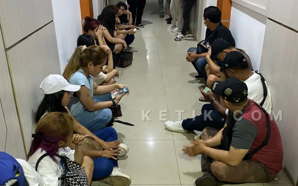 Foto Beberapa pengunjung tempat hiburan malam di Kota Palembang yang dibawa oleh Ditresnarkoba Polda Sumsel saat penggerebekan, Selasa 30 Desember 2025 (Foto : Yola/Ketik.Com)