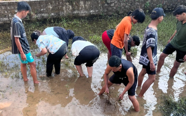 Foto Kerja sama antara mahasiswa dan masyarakat sekitar untuk membersihkan kolam (Foto: Tim Pubdekdok KKN-T UNESA Desa Wiyu)