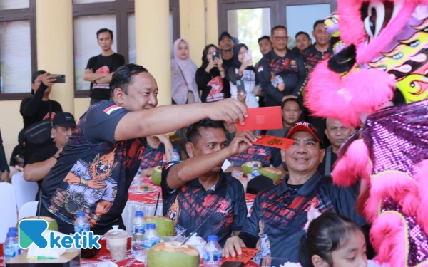 Foto Kapolres Abdya, AKBP Agus bersama Dirut PT Samira, Syahrial dan Plt Sekda Abdya memberikan angpau kepada barongsai di Mapolres Abdya, Blangpidie, Sabtu, 28 Juni 2025. (Foto: T. Rahmat/Ketik)