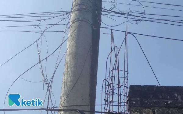 Foto Kabel listrik maupun internet semrawut di Tuban, 12 Juli 2025. (Foto: Istihar/Ketik)