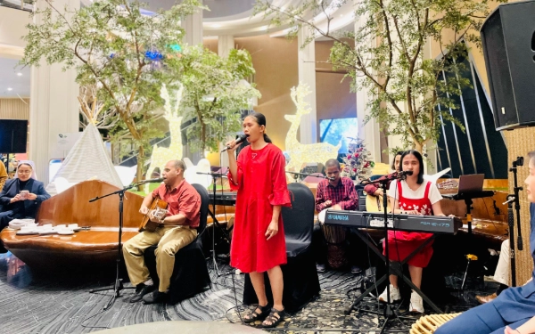 Foto Lagu natal oleh siswa SLB Bhakti Luhur Malang di Grand Mercure Malang Mirama.