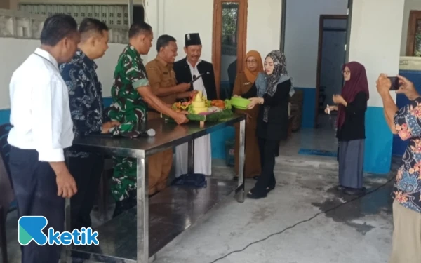 Foto Prajurit TNI saat memantau pelaksanaan distribusi makan gratis SPPG Penidon,Plumpang, Tuban, 27 Oktober 2025 (Foto Ahmad Istihar/Ketik.com)