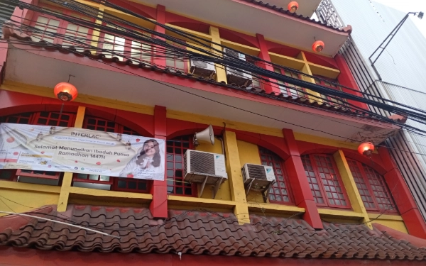 Foto Tampak depan Masjid Lautze , berwarna merah dan kuning. Jakarta, Sabtu 28 Februari 2026 ( Foto : Niesky H Permana / ketik.com )