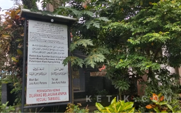 Foto Keterangan yang terdapat di dekat sepasang makam kuno di pemakaman RW 06 Kelurahan Madyopuro, Kecamatan Kedungkandang, Kota Malang. Berdasar keterangan tersebut, kedua makam ini merupakan makam ibu dan putri Ki Ageng Gribig versi Demak. (Foto: Dendy/Ketik.com)