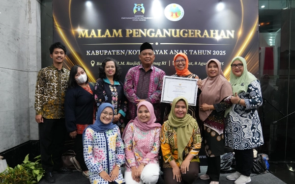 Foto Bupati Harda bersama Kepala Dinas Pemberdayaan Perempuan dan Perlindungan Anak, Pengendalian Penduduk dan Keluarga Berencana Kabupaten Sleman (P3AP2KB) Novita Krisnaeni, (jilbab orange) dan jajaran. (Foto: Prokopim Sleman for Ketik)