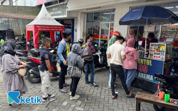 Foto View antrian panjang pembeli yang ingin menikmati cilok di Pentol 09 Arema Soeta. (Foto: Aliyah/Ketik.com)