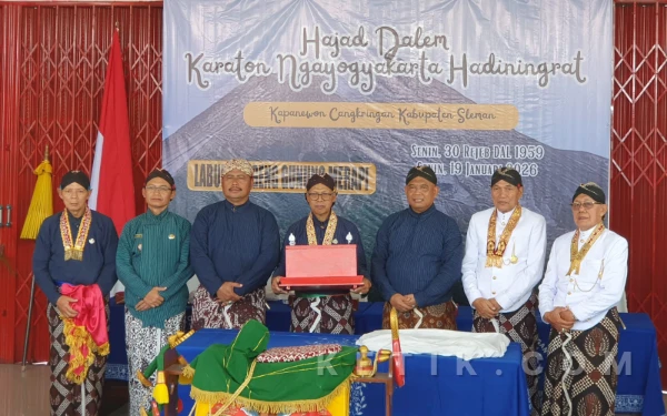 Foto Usai diterima secara formal oleh Bupati Sleman Harda Kiswaya, ubarampe Hajad Dalem Labuhan Ageng Gunung Merapi selanjutnya diserahkan kepada Juru Kunci Gunung Merapi, Mas Wedono Surakso Hargo (Asih), untuk di bawa ke Dusun Kinahrejo, Cangkringan. Perlengkapan sakral ini disemayamkan semalam sebelum dibawa ke Srimanganti di tubuh Merapi pada Selasa pagi untuk prosesi ritual labuhan dan doa keselamatan. (Foto: Lik Is for Ketik.com)