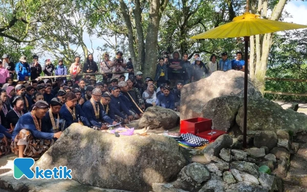 Foto Diplomasi Langit di Pos Sri Manganti. Di sinilah puncak sakralitas Labuhan Merapi dilakukan. Satu per satu ubarampe labuhan ditunjukkan, diikuti doa khidmat yang dipimpin Juru Kunci Mbah Asih. Sejarah mencatat, ritual ini sempat berpindah lokasi akibat erupsi. Namun spirit permohonan keselamatan bagi bumi Mataram tak pernah bergeser sedikit pun.
(Foto: Fajar R/Ketik.com)