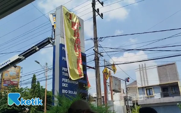 Foto Segel reklame di SPBU Gajah mada Kota Mojokerto (Foto: Sholahudin/Ketik)