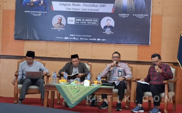 Foto Para narasumber menyampaikan pandangan dalam Diskusi Publik Integrasi Madin-Pendidikan SMP bertema “Dari Pacitan untuk Indonesia” yang digelar Rumah Jurnalis Pacitan dalam rangka menyambut Hari Pers Nasional, Kamis, 29 Januari 2026, di Karya Dharma Pacitan. (Foto: Al Ahmadi/Ketik.co.)