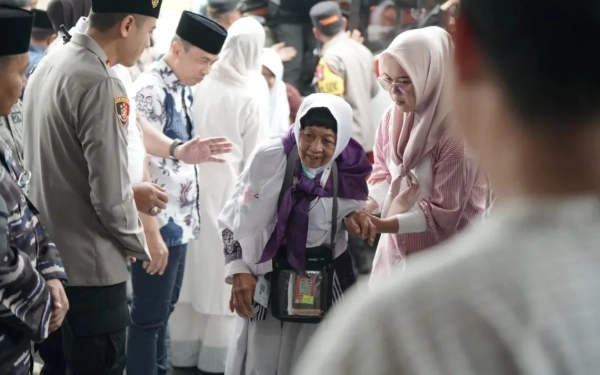 Foto Jamaah tiba disambut langsung oleh Bupati Pacitan Indrata Nur Bayuaji bersama istri, jajaran Forkopimda, Sekretaris Daerah Heru Wiwoho, Kapolres Pacitan AKBP Ayub Diponegoro Azhar serta keluarga besar jemaah yang telah menanti sejak pagi hari. . (Foto: Prokopim Pacitan)