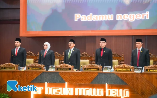 Foto Gubernur Khofifah, Ketua Rapat Paripurna  dan anggota yang hadir di Paripurna DPRD Jatim mengakhiri sidang dengan menyanyikan lagu Padamu Negeri (Foto: Tudji/Ketik)
