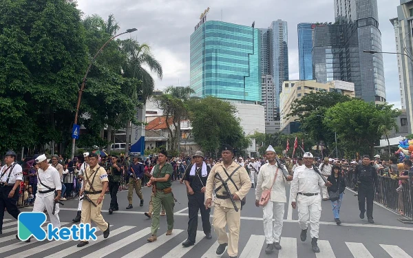 Foto Peserta Parade Surabaya Juang berjalan di JL Gubernur Suryo dengan kostum veteran zaman penjajahan, Minggu 2 November 2025 (Foto: Sifiyah/Ketik.com)
