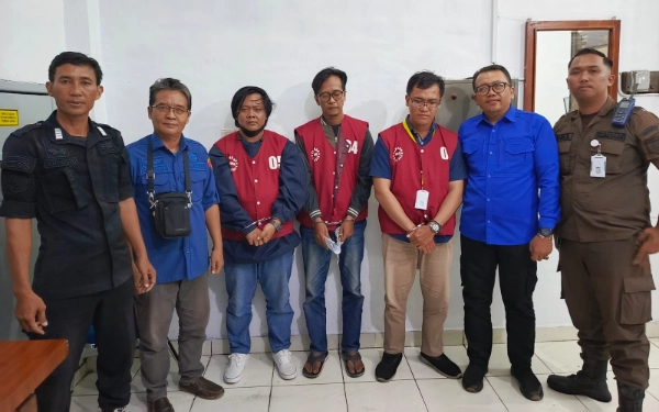 Foto Tiga tersangka kasus dugaan tindak pidana korupsi pemberian kredit fiktif pada Bank BUMN Unit Banguntapan, Yogyakarta (rompi merah) ditahan Kejati DIY, Kamis 4 Desekber 2025. Aspidsus Kejati DIY Dodik Hermawan menyebut kerugian negara mencapai Rp 3,39 miliar. (Foto: Dok Kejati DIY for Ketik.com)