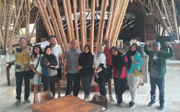 Foto Merayakan Kebersamaan. Sebagai penutup rangkaian kegiatan, manajemen Ketik.com yang dipimpin oleh Kabiro DIY, Teguh Ariffianto, menjamu para relawan di Secluded By Kharma, Sleman. Sebuah momen hangat untuk mempererat tali silaturahmi usai menuntaskan misi kemanusiaan. (Foto: Desi for Ketik.com)