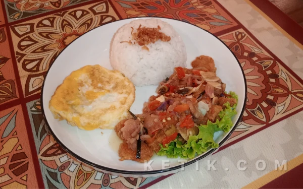 Foto Menu Nasi Ayam Sambal Matah yang lezat di Kopi Tot Tot Heritage Malang. (Foto: Aliyah/Ketik.com)