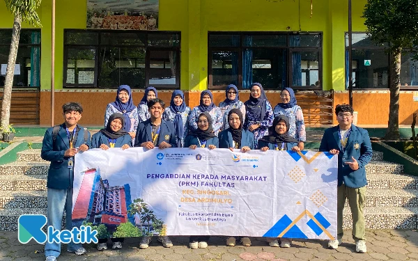 Foto Mahasiswa PKM FEB UB bersama jajaran guru dan Kepala Sekolah meresmikan program “Pojok Baca” di SD Negeri 1 Ardimulyo, Malang, 26 Juli 2025. (Foto: Audrey Zahira/Ketik)
