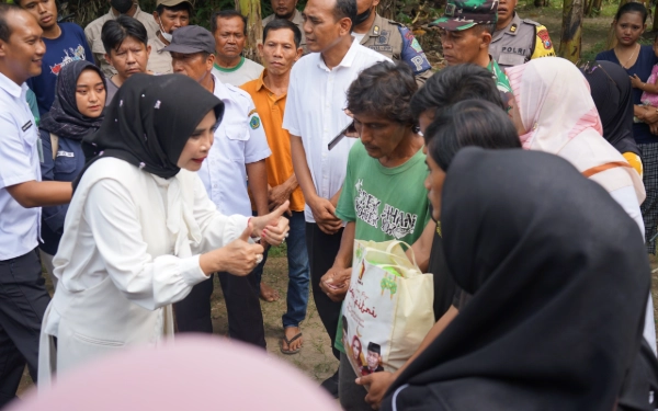 Foto Wakil Bupati Sidoarjo Mimik Idayana mengunjungi rumah dan memberikan bantuan untuk Sutrimo di Balongbendo. (Foto: Kominfo Sidoarjo)