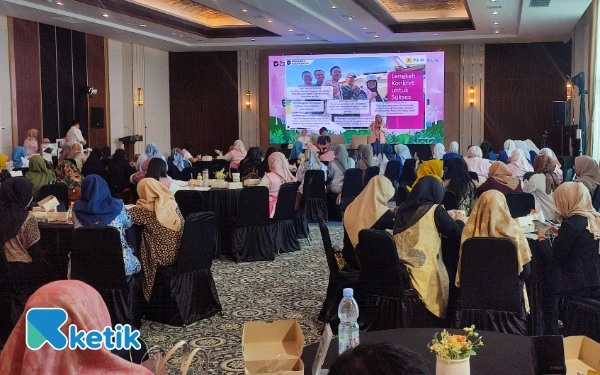 Foto Suasana seminar yang dihadiri oleh ratusan peserta perempuan. Acara ini memberikan wawasan dan motivasi untuk memberdayakan perempuan agar lebih aktif berkontribusi dalam dunia bisnis dan kepemimpinan. Di panggung, narasumber berbagi langkah konkret menuju kesuksesan, sementara peserta antusias mengikuti diskusi dan berbagi pengalaman.