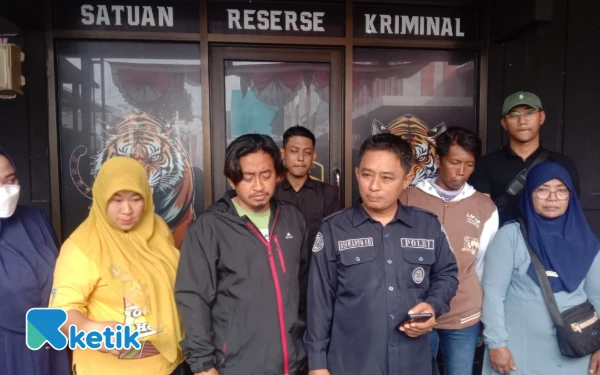 Foto Kasi humas Polres Tuban, Iptu Siswanto didampingi Kanit Jatanras Unit Pidum Satreskrim Polres Tuban, Ipda Moch. Rudi saat pengembalian HP ke pemilik, 30 November 2025 (Foto Ahmad Istihar/Ketik.com)