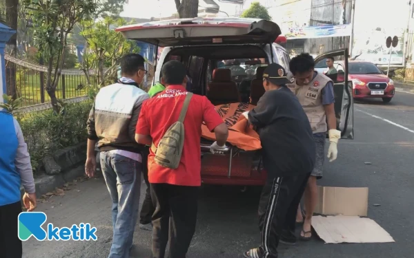 Foto Relawan info seputar mojosari evakuasi kedua korban (Foto: Sholahudin/Ketik)