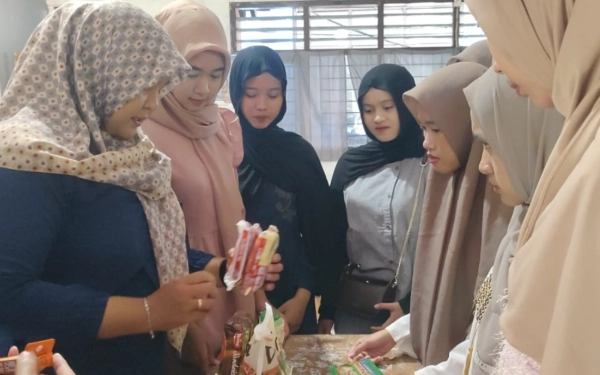 Foto Trainer membimbing siswa memproduksi Hampers Ramadan. (Foto: Agus Suyatno, S.Kom Fasilisitator DT SMAN 1 Muncar)