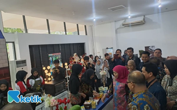 Foto Gubernur Jawa Timur Khofifah Indar Parawansa Saat menghampiri stand Tata Boga dalam acara SMA Digital Track Millenial Enterpreneurship Awards 2025 (Foto: Frederico/Ketik)