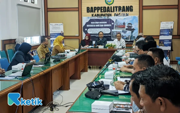 Foto Para peserta Focus Group Discussion (FGD) membahas model resolusi konflik pemanfaatan ruang pesisir Pantai Teleng Ria di Ruang Rapat Bappedalitbang Pacitan, Selasa, 28 Oktober 2025. (Foto: Al Ahmadi/Ketik)