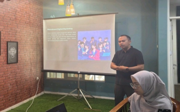 Foto Dr. Allen Pranata Putra saat memaparkan materi digotal marketing. (Foto: IST)