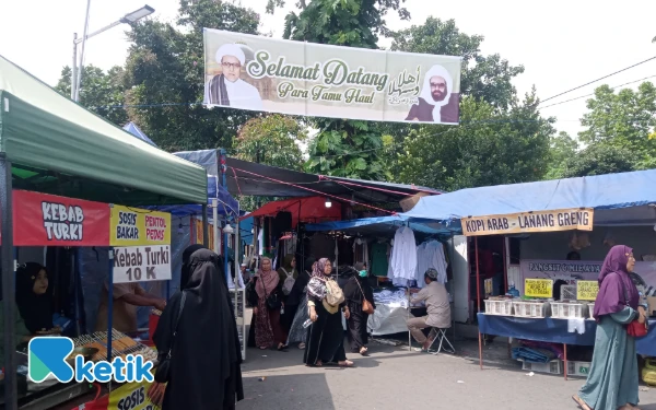 Foto Banyaknya jamaah Haul Akbar Imamain 2025 di kawasan TPU Kasin pada 13 Desember 2025. (Foto: Aliyah/Ketik.com)