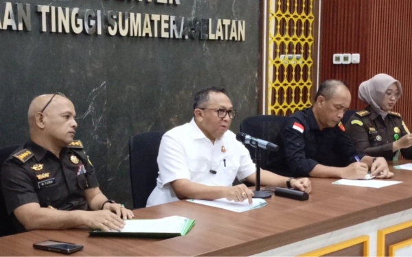 Foto Kajati Sumsel Ketut Sumedana memberikan keterangan kepada awak media terkait perkembangan penyidikan kasus korupsi KUR di Bank Sumsel Babel Cabang Martapura, Selasa 28 April 2026. (Foto: M Nanda/Ketik.com)