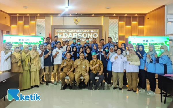 Foto Foto bersama para peserta In House Training Hygiene dan Sanitasi untuk petugas cleaning service RSUD dr. Darsono Kabupaten Pacitan, bersama para narasumber dan tim penyelenggara. (Foto: Al Ahmadi/Ketik)