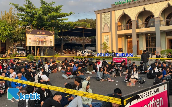 Foto Sejumlah pemuda - pemudi sebagai penggembira dalam pengesahan perguruan silat datang dari luar kota saat diamankan di Mapolres Tuban, 9 Juli 2025. (Foto: Ahmad Istihar/Ketik)