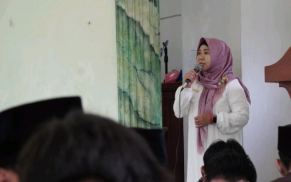 Foto Plt. Kepala SMAN 1 Tugu Trenggalek, Dwi Esti Wahyuni, S.Pd., M.Pd. sambutan. (Foto: Rohmat Sulaiman/SMAN 1 Tugu Trenggalek)