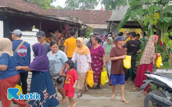 Foto Warga sekitar saat menerima bantuan sosial. (Foto: Angga/Ketik.com)