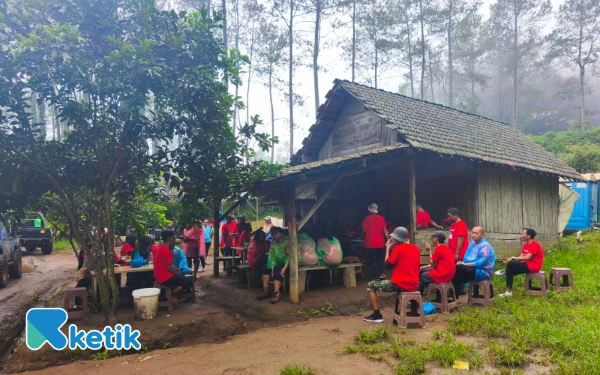 Foto Rombongan off-road Coban Talun yang sedang singgah untuk menikmati makanan di Warung Lereng Gunung Biru. (Foto: Aliyah/Ketik.com)