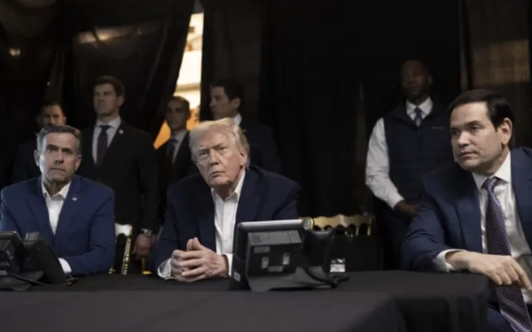 Foto Presiden AS Donald Trump menonton siaran langsung operasi penangkapan Presiden Nicolas Maduro dari Florida ditemani pejabat negara AS. (Foto: Truth Social Donald Trump)