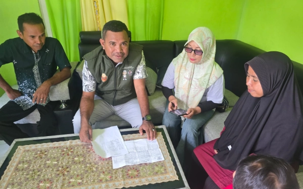 Foto Ketua Divisi Perencanaan, Data, dan Informasi Hendra Kamarullah (Komisioner KPU Halsel) saat Coktas di Desa Kampung Makian Bacan Selatan (Foto: Humas KPU Halsel For Ketik)