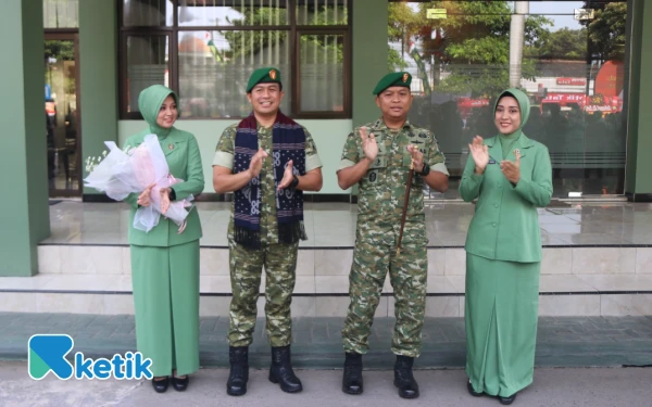 Foto Kodim 0809/Kediri menggelar tradisi lepas sambut Komandan Distrik Militer (Dandim) di Markas Kodim 0809/Kediri, Jalan Ahmad Yani Kelurahan Banjaran, Kecamatan Kota, Kota Kediri, Selasa 30 Desember 2025. (Foto : Kodim 0809 Kediri for Ketik).