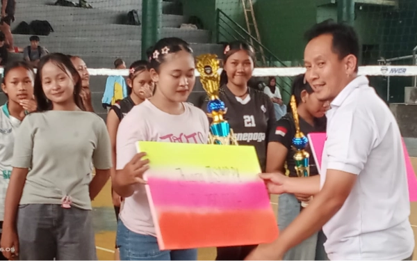 Foto Salah satu staf Kemenpora Dadang Heri saat menyerahkan hadiah. (Foto: Agus Riyanto/Ketik.com)