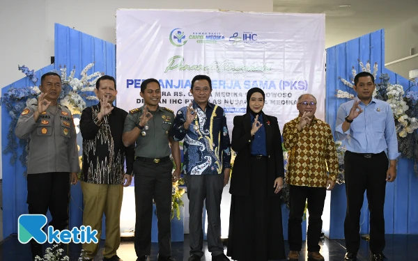 Foto Bupati Bondowoso Abdul Hamid Wahid saat menyaksikan langsung peresmian kerjasama ditandai dengan peresmian kerja sama antara RS Cahya Medika dengan IHC PT Rolas Nusantara Medika, 25 September 2025 (Foto: Haryono/Ketik)