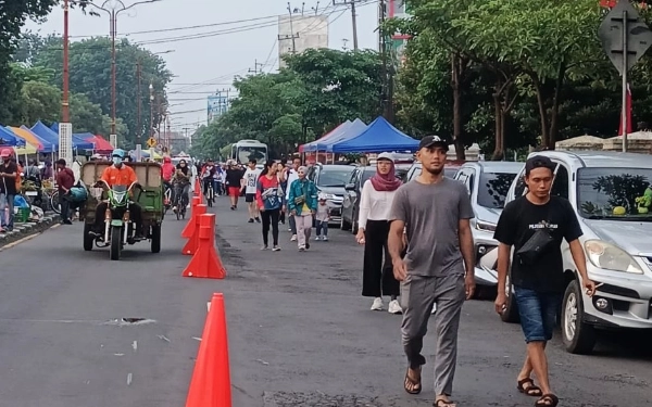 Foto Kendaraan bermotor yang nyelonong dan telanjur masuk dan parkir ke kawasan car free day yang sedang berlangsgung di Alun-Alun Jayandaru pada Minggu (1 Februari 2026). (Foto: Fathur Roziq/Ketik.com)