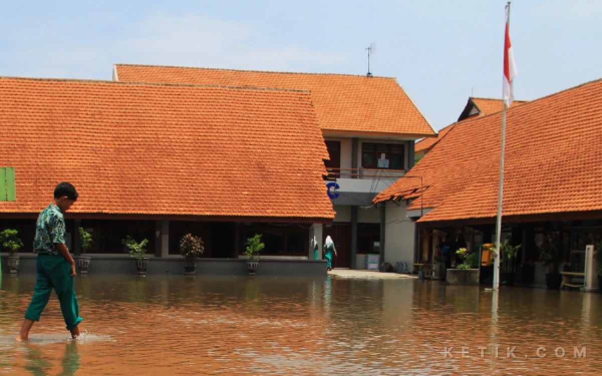 Foto Halaman SMP Negeri 2 Tanggulangin saat  tergenang banjir. (Foto: Fathur Roziq/Ketik.com)
