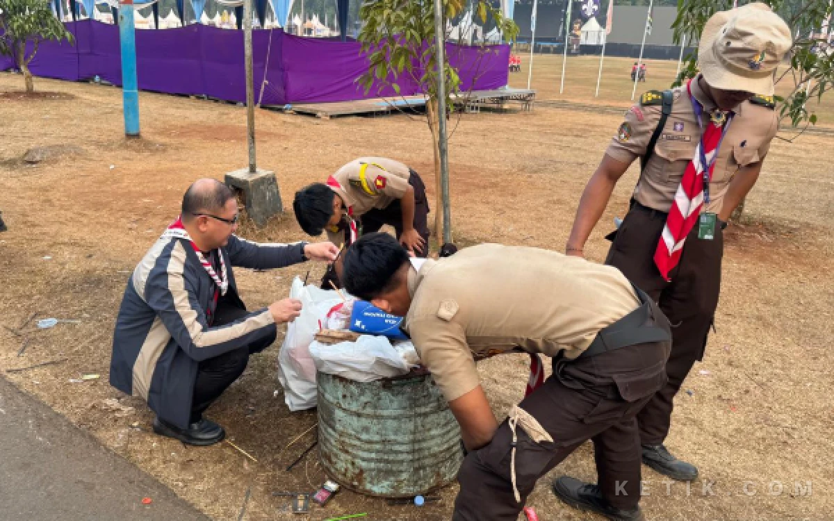 Thumbnail Berita - Terciduk! Kadindik Jatim Aries Paewai Punguti Sampah Bareng Peserta Jambore Nasional 2026