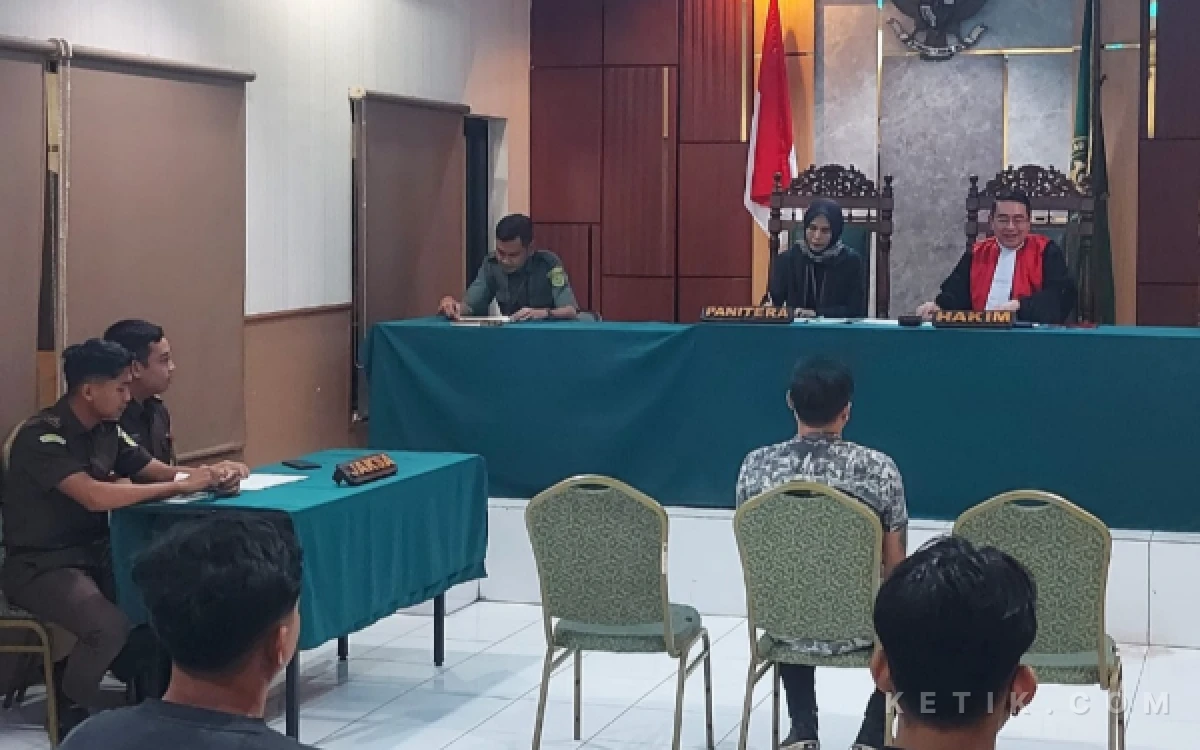Thumbnail Berita - Penjual Miras di Sidoarjo Divonis Bersalah, Barang Bukti Ratusan Botol Dimusnahkan
